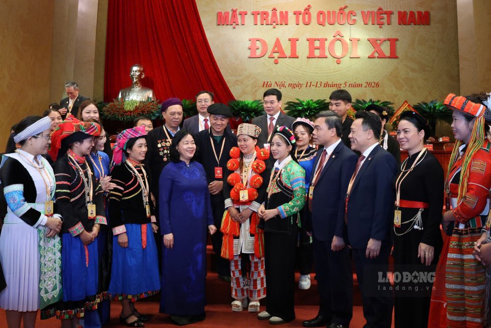 Đồng chí Bùi Thị Minh Hoài, Ủy viên Bộ Chính trị, Bí thư Trung ương Đảng, Bí thư Đảng ủy Mặt trận Tổ quốc, các đoàn thể Trung ương, Chủ tịch Ủy ban Trung ương Mặt trận Tổ quốc Việt Nam khóa XI, nhiệm kỳ 2026 - 2031 giao lưu với các đại biểu bên lề Đại hội. Ảnh: Hải Nguyễn