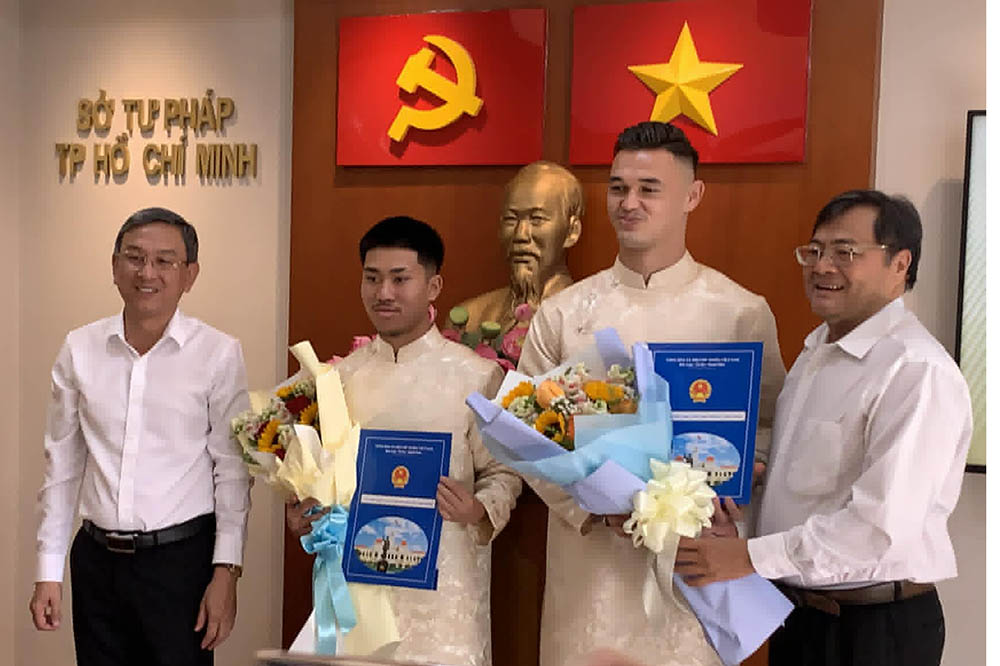 Ngo Dang Khoa and Le Giang Patrik receive the decision to naturalize Vietnamese in Ho Chi Minh City. Photo: Anh Cuong