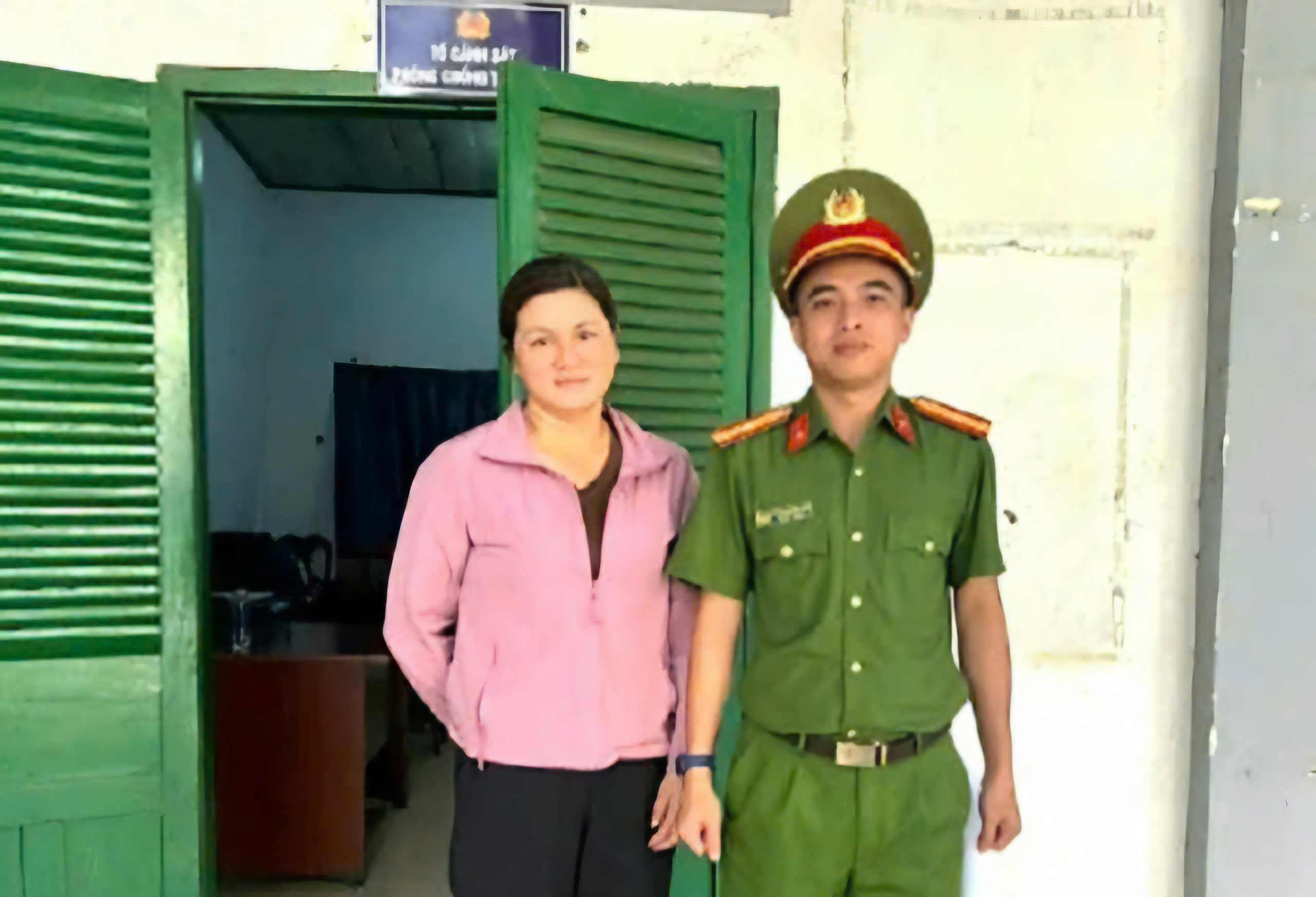 Duc Lap Commune Police support Ms. Lan to receive back the money mistakenly transferred to a strange account. Photo: Police provided
