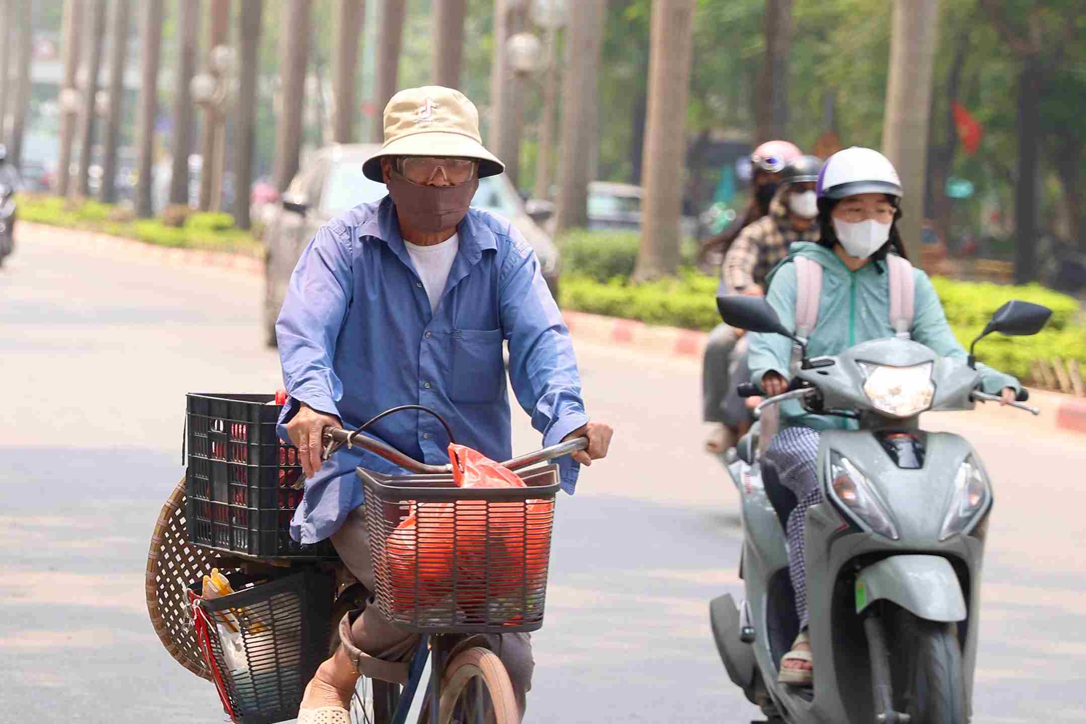 Workers working outdoors face the risk of heat shock. Photo: Viet Anh