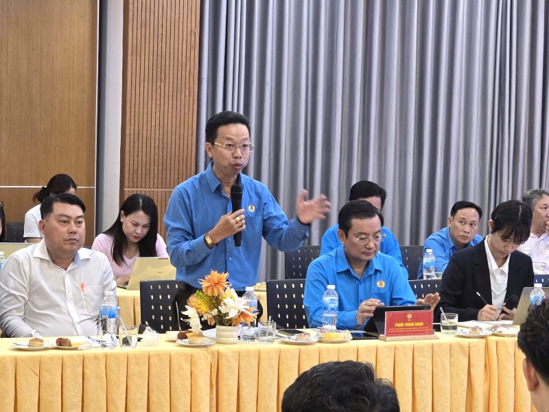 Đại diện LĐLĐ TPHCM trả lời một số câu hỏi của NTUC. Ảnh: Nam Dương