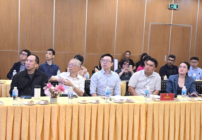 Đoàn đại biểu Phòng nghiên cứu Liên minh Lao động thuộc Công đoàn Quốc gia Singapore theo dõi thông tin về hoạt động của Công đoàn TPHCM. Ảnh: Nam Dương