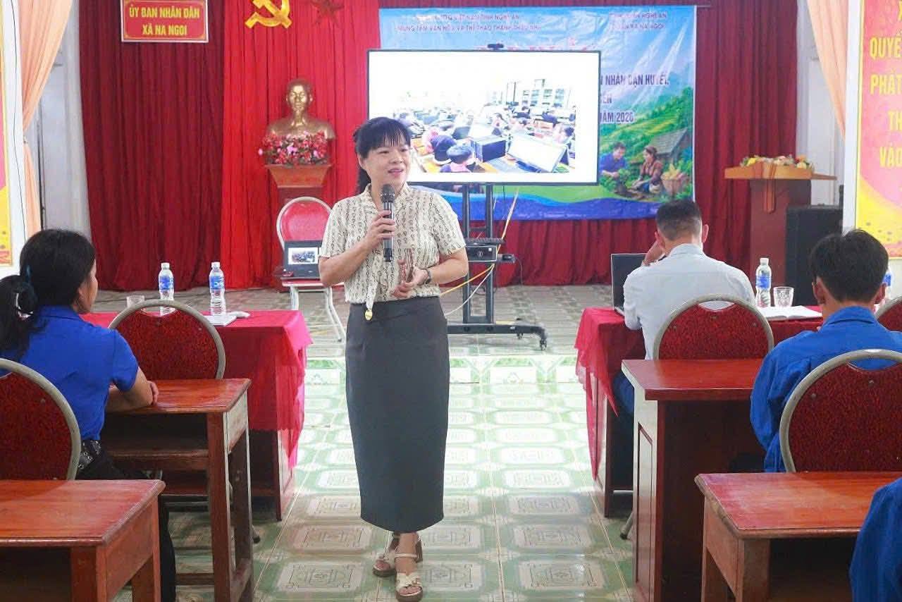 Propaganda program on laws on early marriage and consanguineous marriage for union members and youth of Na Ngoi commune. Photo: Ngoc Anh