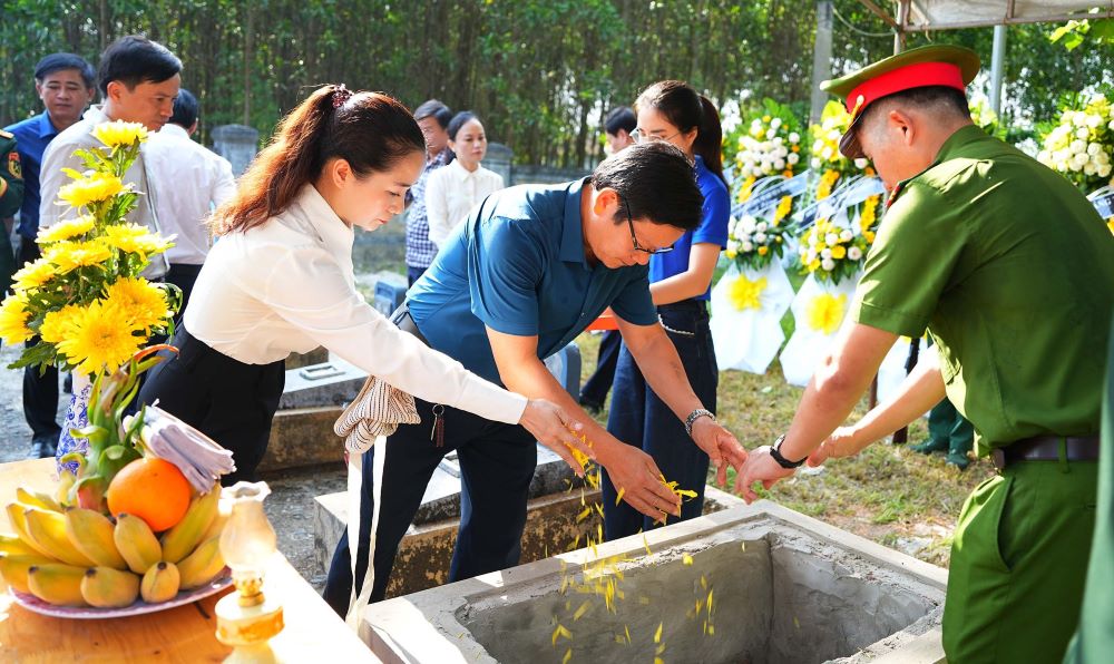 Các liệt sĩ được an táng tại Nghĩa trang liệt sĩ Cam Tuyền. Ảnh: Nguyễn Lựu