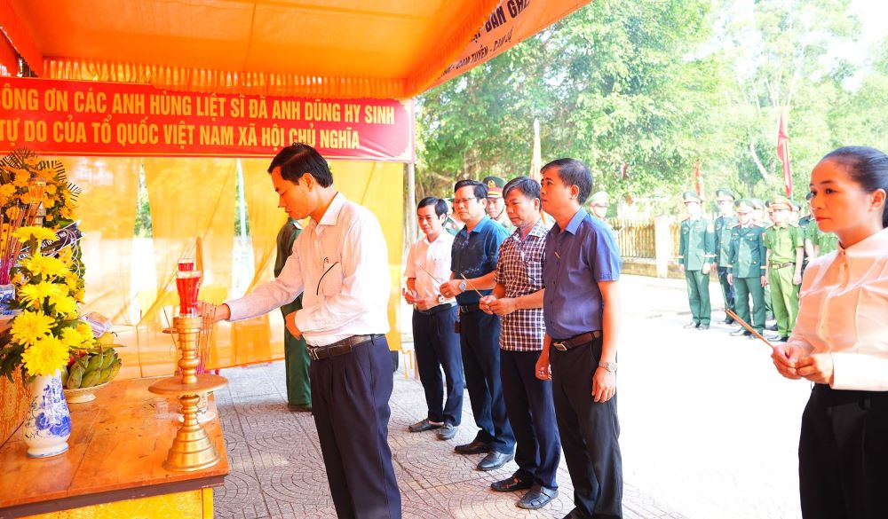 Lãnh đạo xã Hiếu Giang dâng hương, tri ân các anh hùng liệt sĩ. Ảnh: Nguyễn Lựu