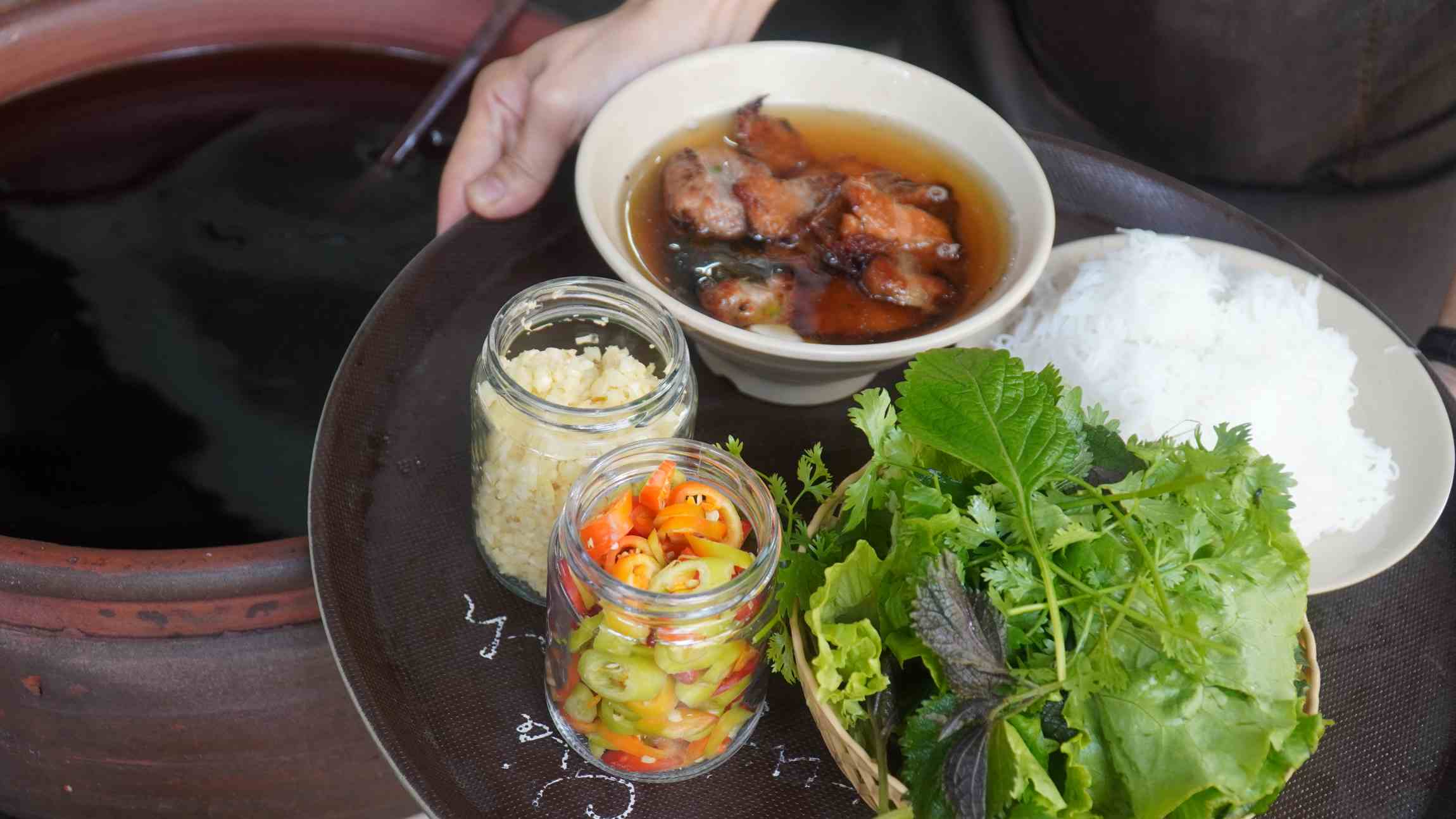 Cận cảnh một suất bún chả sau chế biến. Ảnh: Minh Vũ