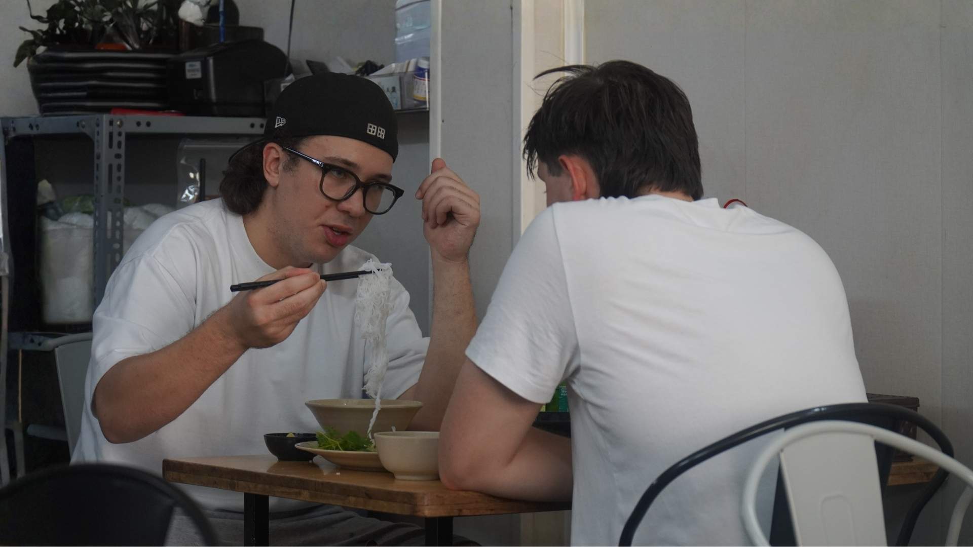 Anh Jardon cùng bạn bè ghé thưởng thức bún chả ngay sau khi vừa đặt chân tới Hà Nội. Ảnh: Minh Vũ