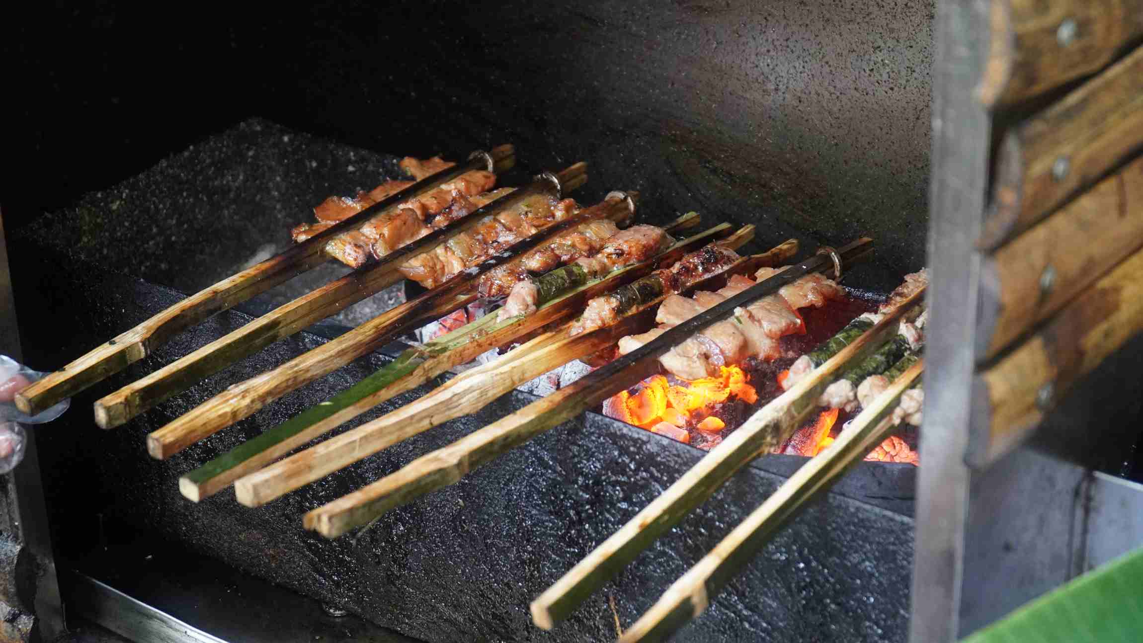 Chả nướng trên than hoa thơm nức, hấp dẫn thực khách từ cái nhìn đầu tiên. Ảnh: Minh Vũ
