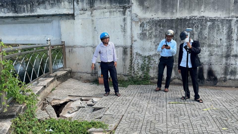 Local authorities recorded 31 subsidence points on the 3,000m long embankment line through Tan Ngai ward. Photo: Hoang Loc