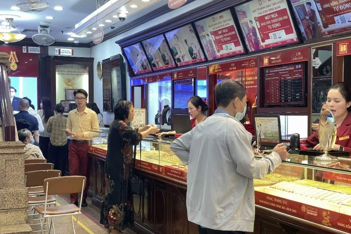 Gold price adjusted down, stores return gold directly. Photo: Ha Linh