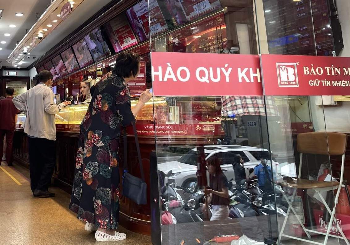 Khu vực vàng trang sức thu hút người dân quan tâm. Ảnh: Hạ Linh 