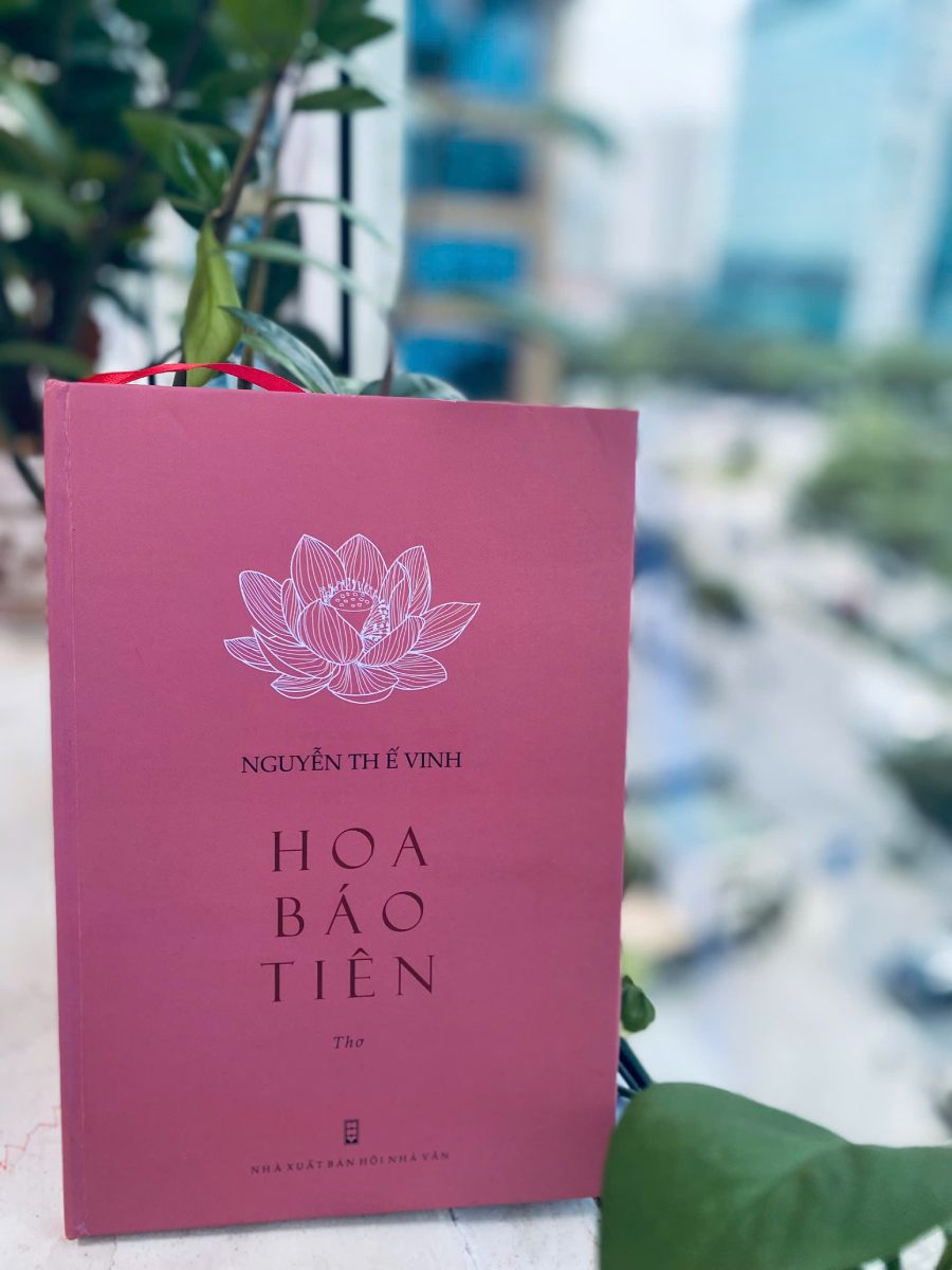 Tuyển tập thơ “Hoa báo tiên“. Ảnh: Mi Lan