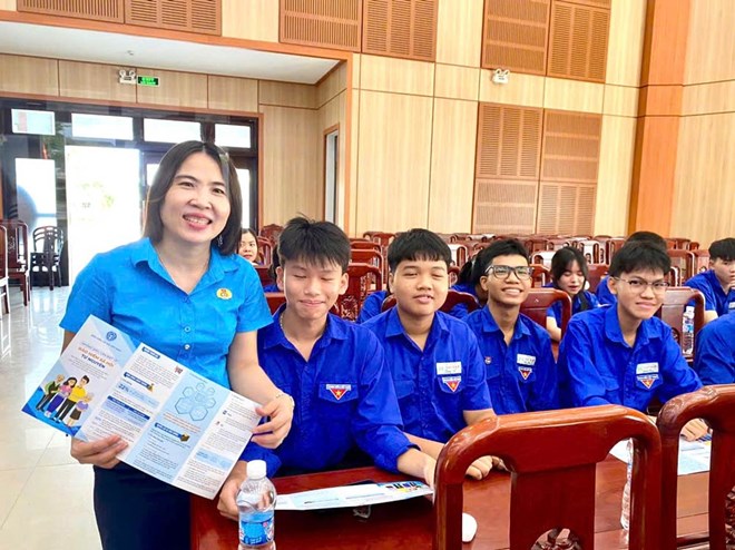 Ms. Lam Thi Vy - Chairwoman of Nam Phuoc Commune Trade Union (left) at the propaganda, consultation, and dialogue on social insurance and health insurance policies for union members, youth and young workers. Photo: Nam Phuoc Trade Union