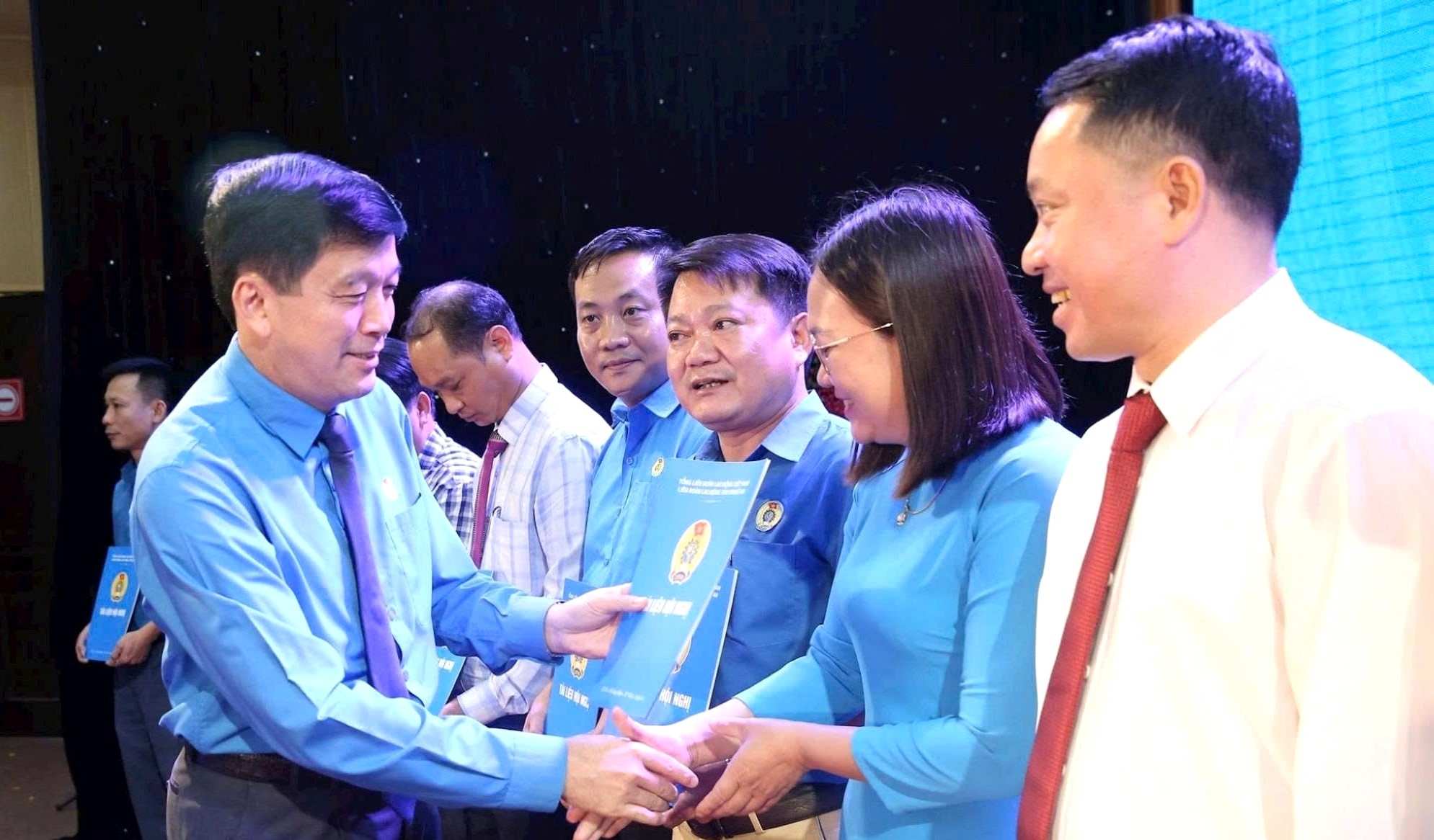 Ông Kha Văn Tám - Chủ tịch Liên đoàn Lao động tỉnh Nghệ An - khen thưởng các chủ tịch công đoàn cơ sở tiêu biểu, xuất sắc trong công tác đối thoại, thương lượng, xây dựng thỏa ước lao động tập thể. Ảnh: Hoàng Yến