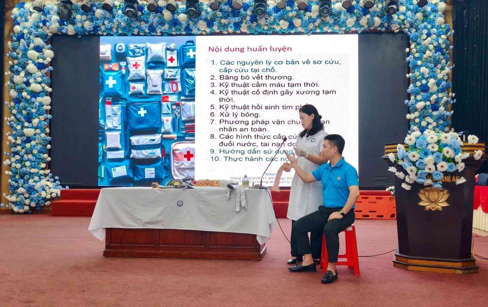 Công đoàn phường Trường Vinh tổ chức tập huấn nâng cao năng lực quản lý, chăm sóc sức khỏe người lao động, phòng, chống bệnh nghề nghiệp và huấn luyện sơ cứu, cấp cứu tại nơi làm việc. Ảnh: Hoàng Yến