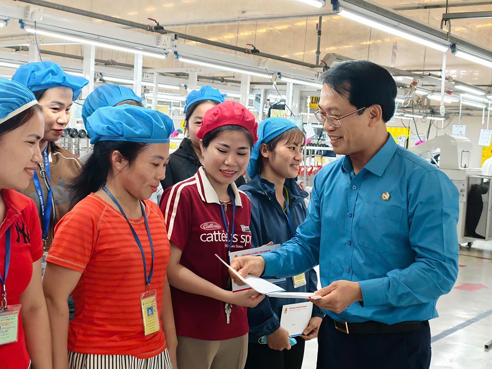 Ông Nguyễn Chí Công - Phó Chủ tịch Thường trực LĐLĐ tỉnh Nghệ An - trao quà cho công nhân lao động. Ảnh: Hoàng Yến