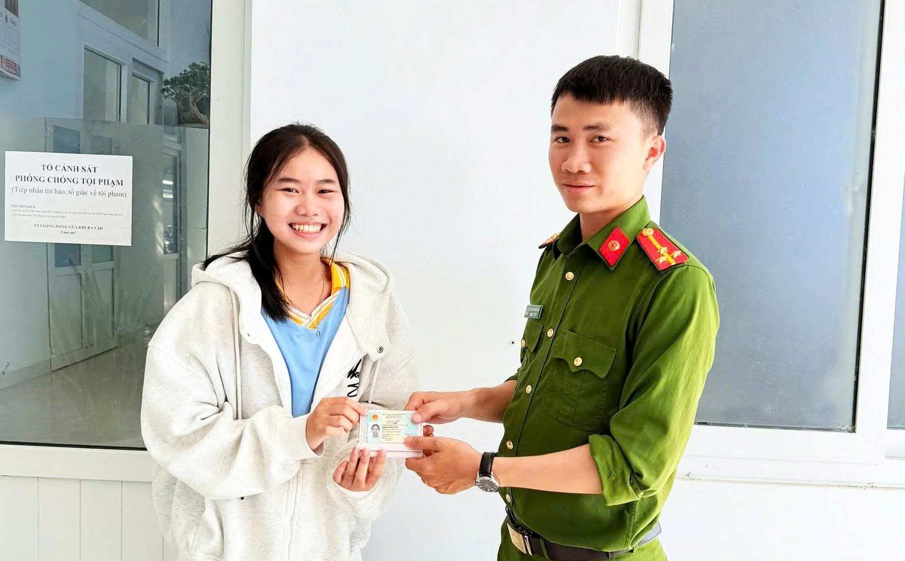 Vinh Hai Commune Police, Khanh Hoa province handed over property picked up by 2 students to the owner who dropped it by the roadside. Photo: Vinh Hai Police