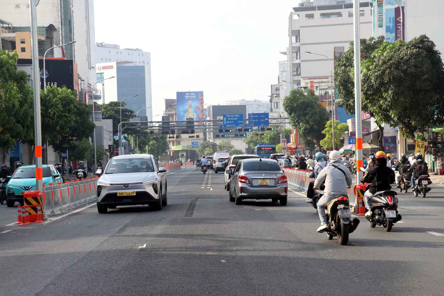 Two lanes in the middle of Cong Hoa street (HCMC) are separated by a fixed median strip. Photo: Minh Quan