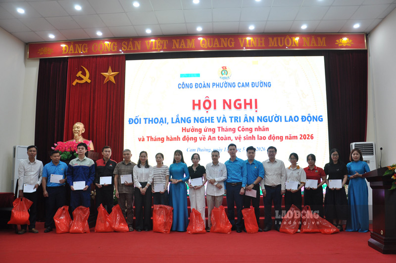 Tặng bằng khen cho các cá nhân, tập thể có thành tích xuất sắc trong hoạt động công đoàn và trao quà cho người lao động có hoàn cảnh khó khăn. Ảnh: Đinh Đại