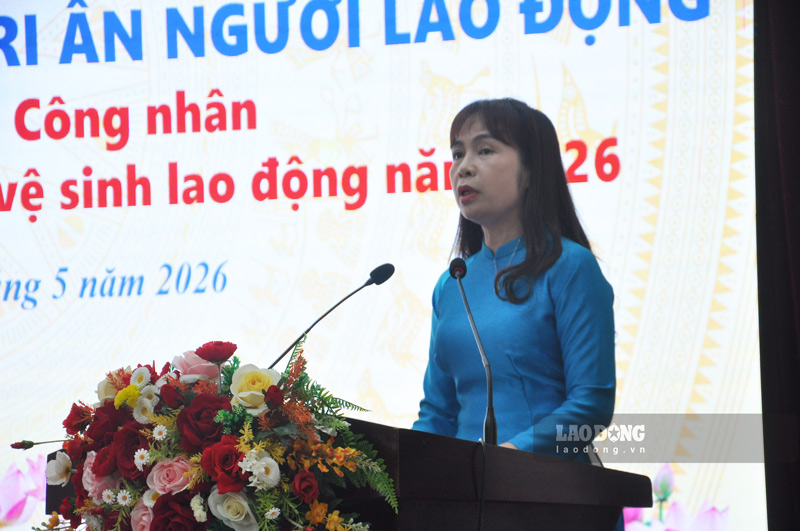 Chủ tịch Công đoàn phường Cam Đường Nguyễn Thị Huệ phát biểu tại hội nghị. Ảnh: Đinh Đại
