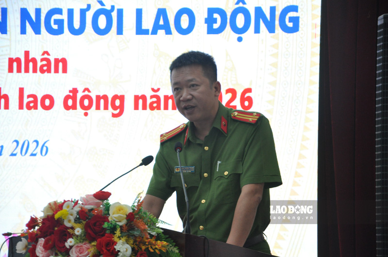 Đại diện các đơn vị giải đáp ý kiến của người lao động. Ảnh: Đinh Đại