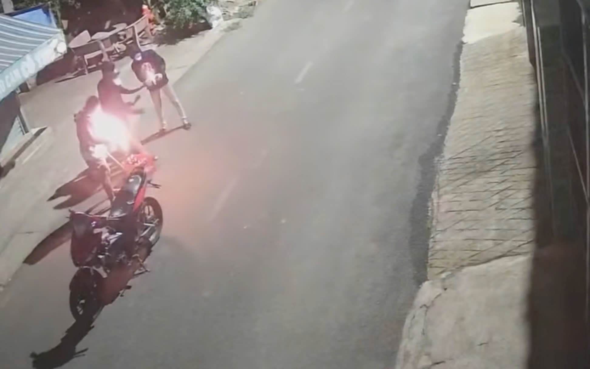 Công an phường Trị An đang điều tra làm rõ nhóm thanh niên phóng hỏa vào nhà dân. Ảnh cắt từ clip