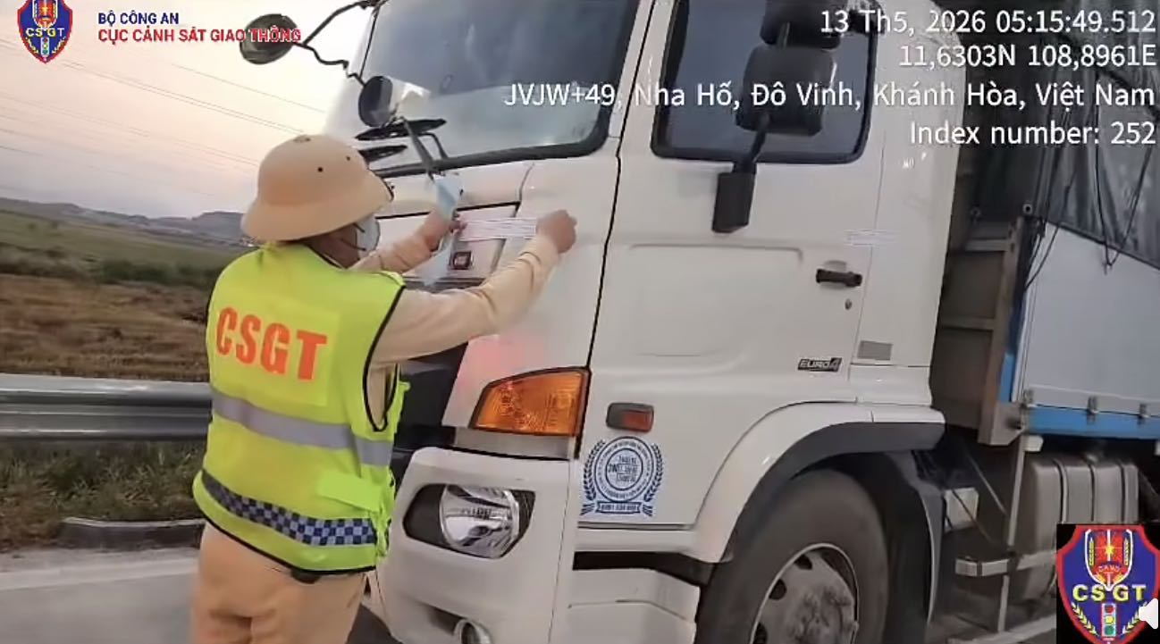 Drivers without driver's licenses, self-installing high-speed traffic lights, were fined more than 78 million VND by functional forces. Photo: Traffic Police Department