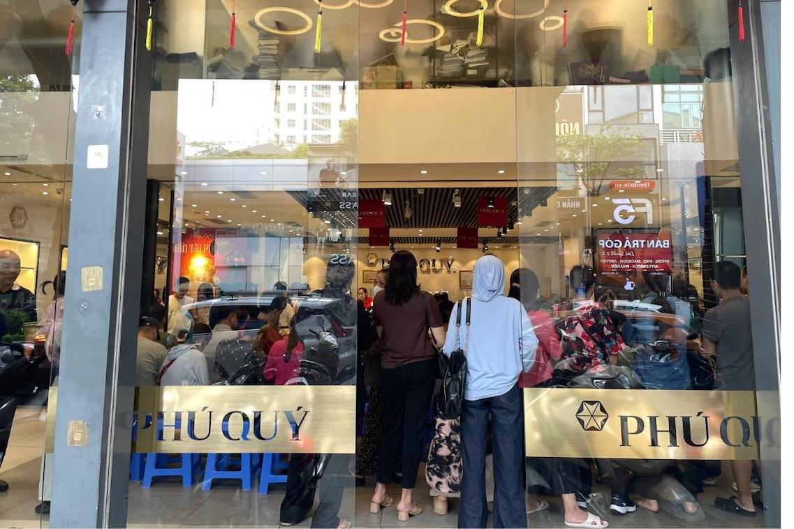 Cửa hàng bạc tấp nập khách giao dịch. Ảnh: Hạ Linh