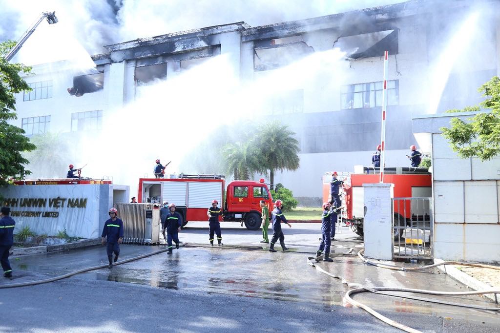 Trade union introduces jobs for workers at risk of losing their jobs after the fire in Nhon Trach Industrial Park 6. Photo: Dong Nai City Police