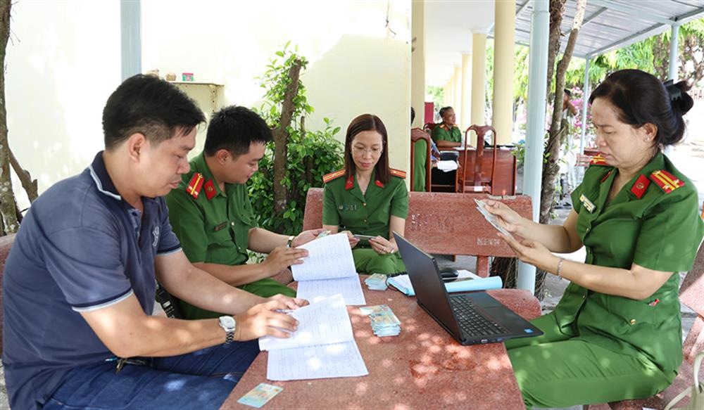 Bộ Nội vụ đề xuất phụ cấp khu vực đối với cán bộ, chiến sĩ Bộ Công an. Trong ảnh, cán bộ công an thu nhận hồ sơ cấp căn cước cho các phạm nhân Trại giam Định Thành (An Giang). Ảnh: Bộ Công an
