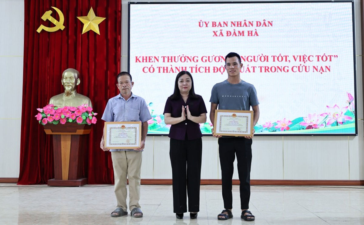Commending two brave citizens for rescuing a drowning baby boy in Quang Ninh. Photo: Dam Ha e-Portal