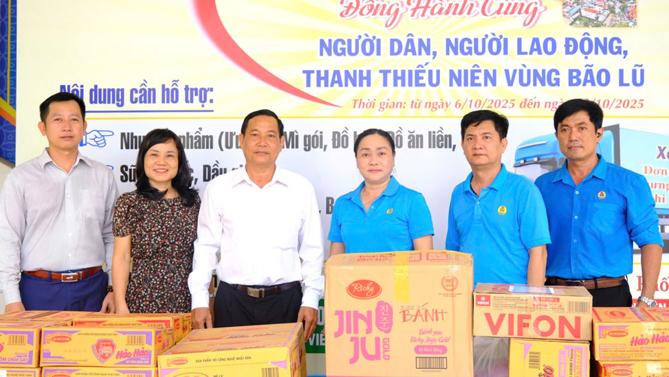 El profesor Châu Minh Tân - Presidente del Sindicato de Base de la Escuela Superior de Economía y Tecnología de Cần Thơ (tercero desde la izquierda) ha aportado ideas sinceras relacionadas con la promoción de iniciativas, experiencias y movimientos de emulación patriótica. Foto: Mỹ Ly