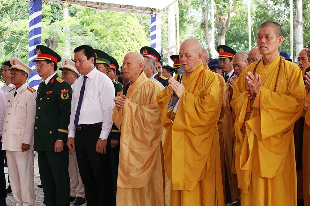 The memorial service for the remains of Vietnamese volunteer soldiers and experts was solemnly held at Vinh Hung - Tan Hung Martyrs' Cemetery. Photo: Vietnam Buddhist Sangha of Tay Ninh Province