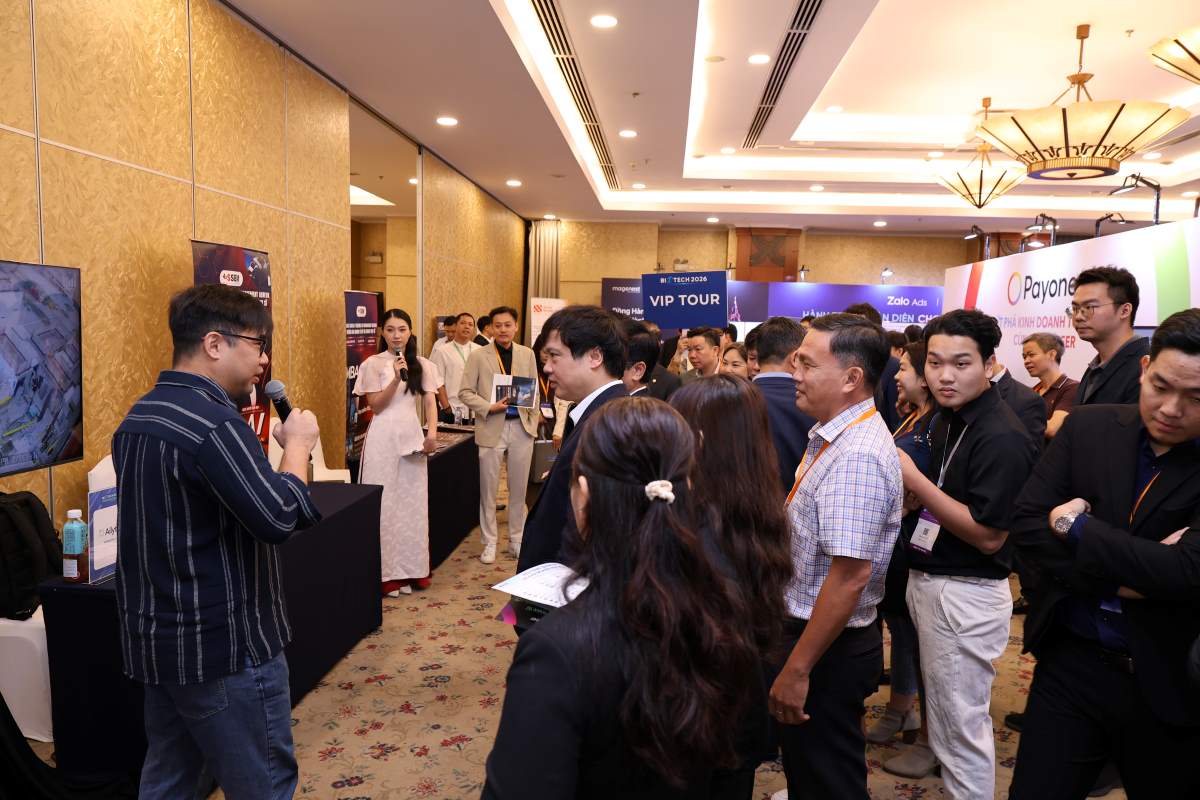 Các doanh nghiệp giới thiệu các giải pháp AI với các đại biểu tham dự. Ảnh: Phương Anh