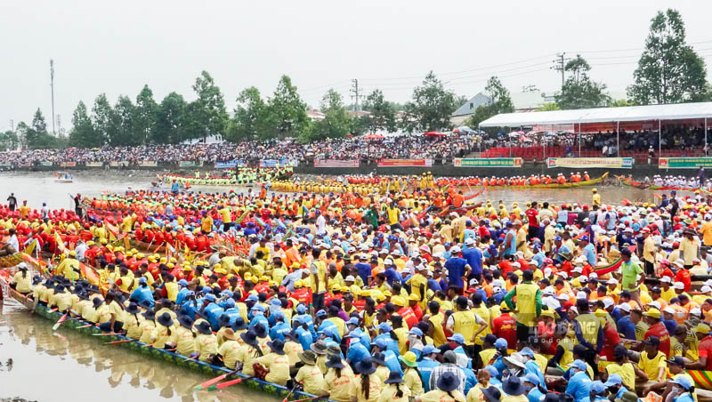 Không khí sôi động trên đường đua ghe Ngo trong mùa lễ hội Oóc Om Bóc. Ảnh: Phương Anh