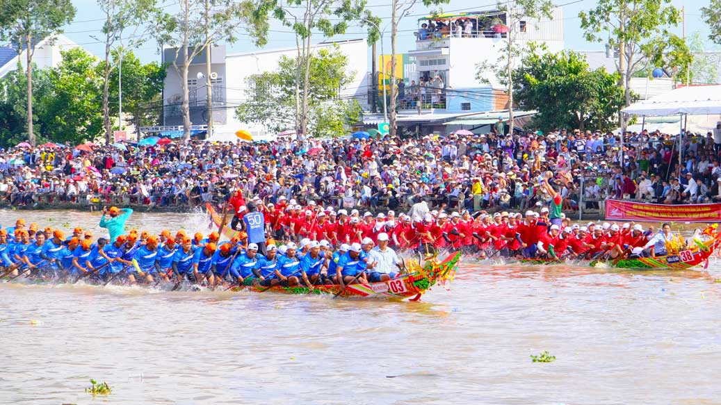 Ngo boats carry the cheo rhythm, festival spirit and cultural pride of the Khmer people of the South. Photo: Phuong Anh