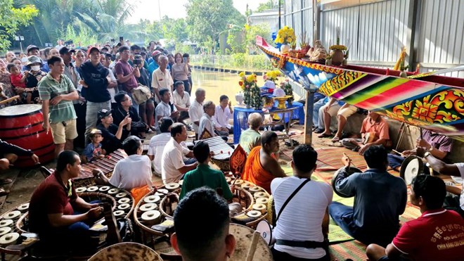 Nghi thức hạ thủy ghe Ngo của đồng bào Khmer. Ảnh: Phương Anh