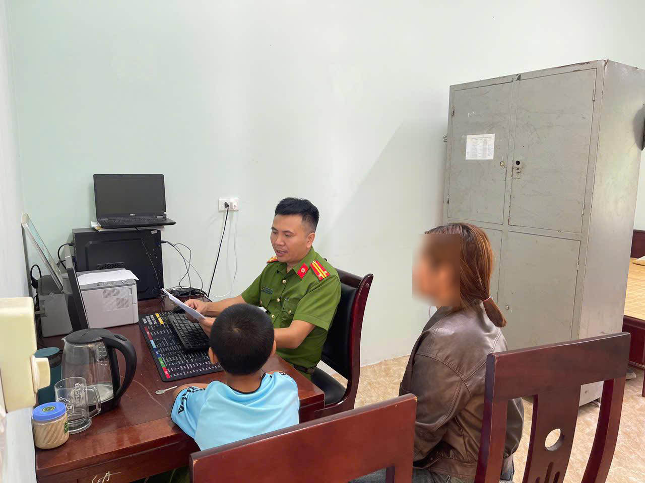 Van Du commune police work with related people to verify the case of a child suspected of being abused. Photo: Ngoc Anh