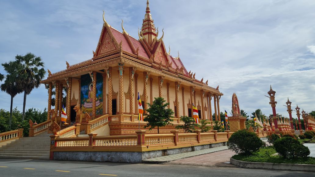 Một góc Chùa Xiêm Cán - ngôi chùa Khmer đầu tiên và duy nhất được Hiệp hội Du lịch Đồng bằng sông Cửu Long công nhận là điểm du lịch tiêu biểu. Ảnh: Nhật Hồ.