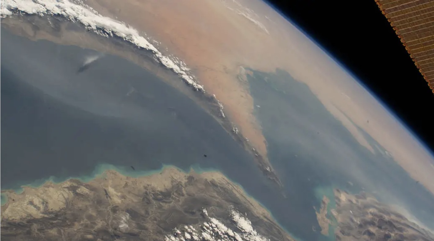 According to Iran's new definition, the width of the Strait of Hormuz increased from about 32-48km to about 320-480km. Photo: NASA
