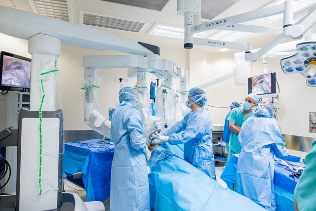 Surgeons use robot and AI support to help increase accuracy and success rates. Photo: BVCC