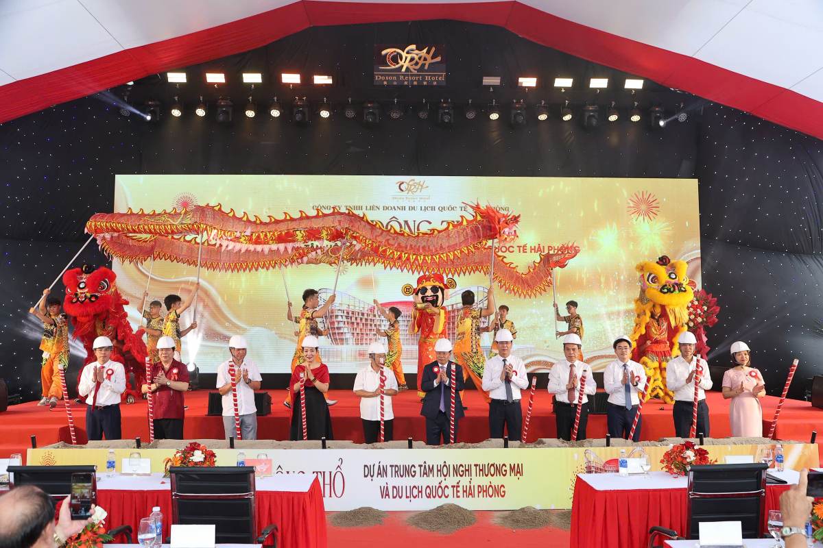 Delegates perform the groundbreaking ceremony. Photo: Hai Phong e-Portal