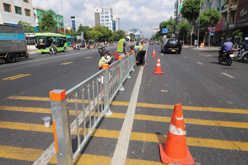 Các đoạn dải phân cách thép được lắp đặt dọc tuyến đường Cộng Hòa. Ảnh: Anh Tú