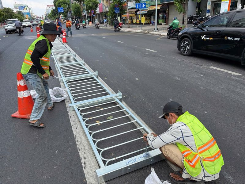 Hoạt động thi công diễn ra liên tục trong trưa 13.5 trên tuyến đường huyết mạch kết nối sân bay Tân Sơn Nhất. Ảnh: Anh Tú
