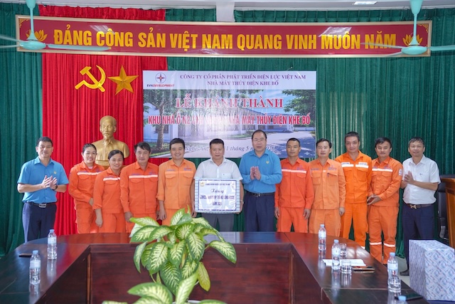 Mr. Do Duc Hung - Member of the Executive Committee of the Vietnam General Confederation of Labor, Chairman of the Vietnam Electricity Trade Union (6th from right) presents gifts from the Vietnam Electricity Trade Union to workers of Khe Bo Hydropower Plant on the occasion of Workers' Month 2026. Photo: Nguyen Cao Cuong