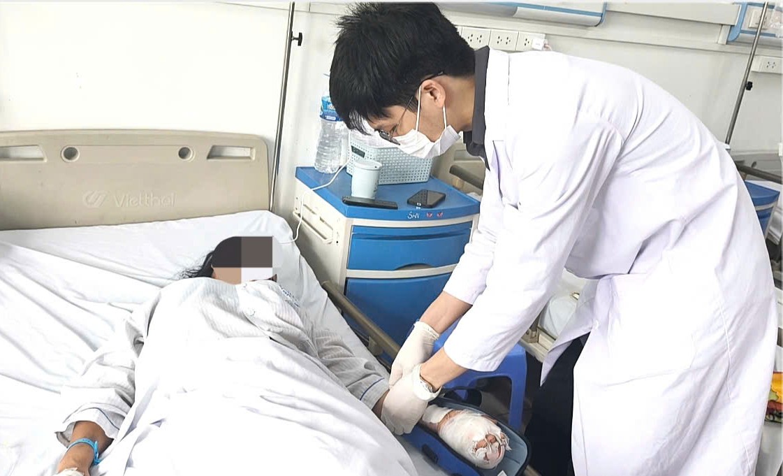 Throughout the night, reconnecting the almost severed finger for the female construction worker. Photo: Thanh Dang