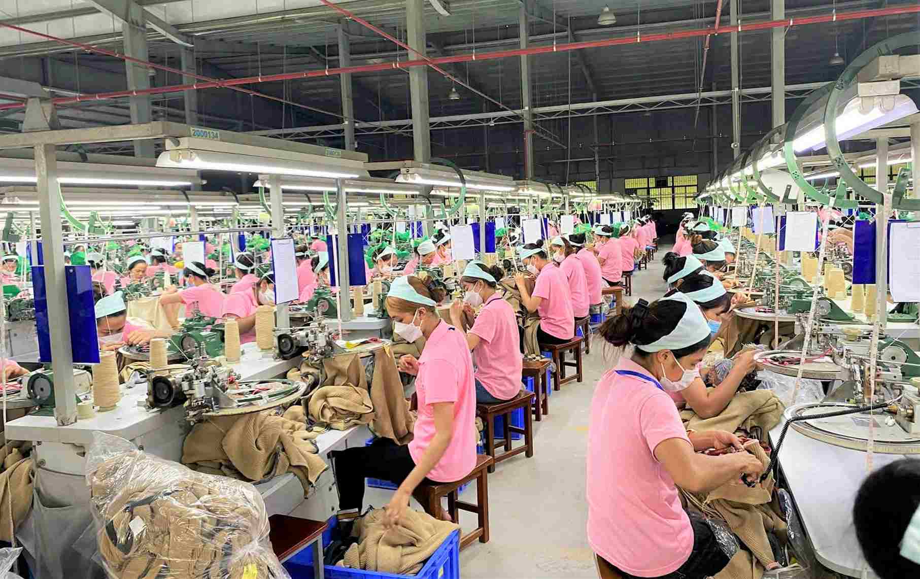 Trabajadores trabajando en el Parque Industrial Loc Son (barrio B'Lao, Lam Dong). Foto: Phuc Khanh