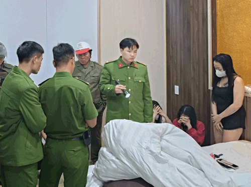 Lực lượng chức năng ập vào phòng bắt nhóm đối tượng sử dụng ma tuý cùng tang vật. Ảnh: Công an