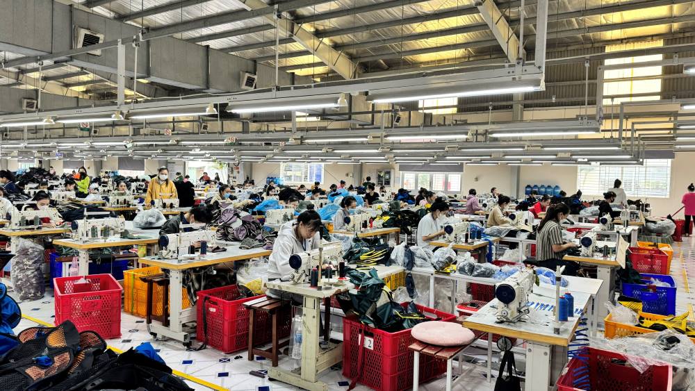 Công nhân làm việc tại xưởng may trong khu công nghiệp. Ảnh: Duy Tuấn
