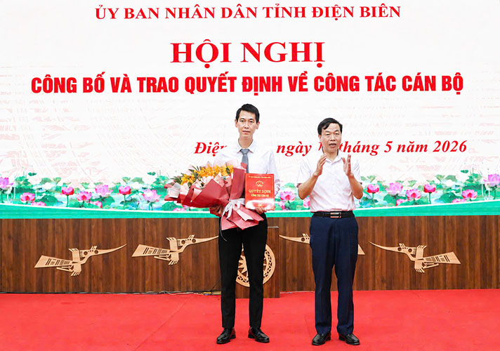 Chairman of Dien Bien Provincial People's Committee Le Van Luong presents the Decision on transfer and appointment to Mr. Do Ngoc Tu. Photo: Duc Kien